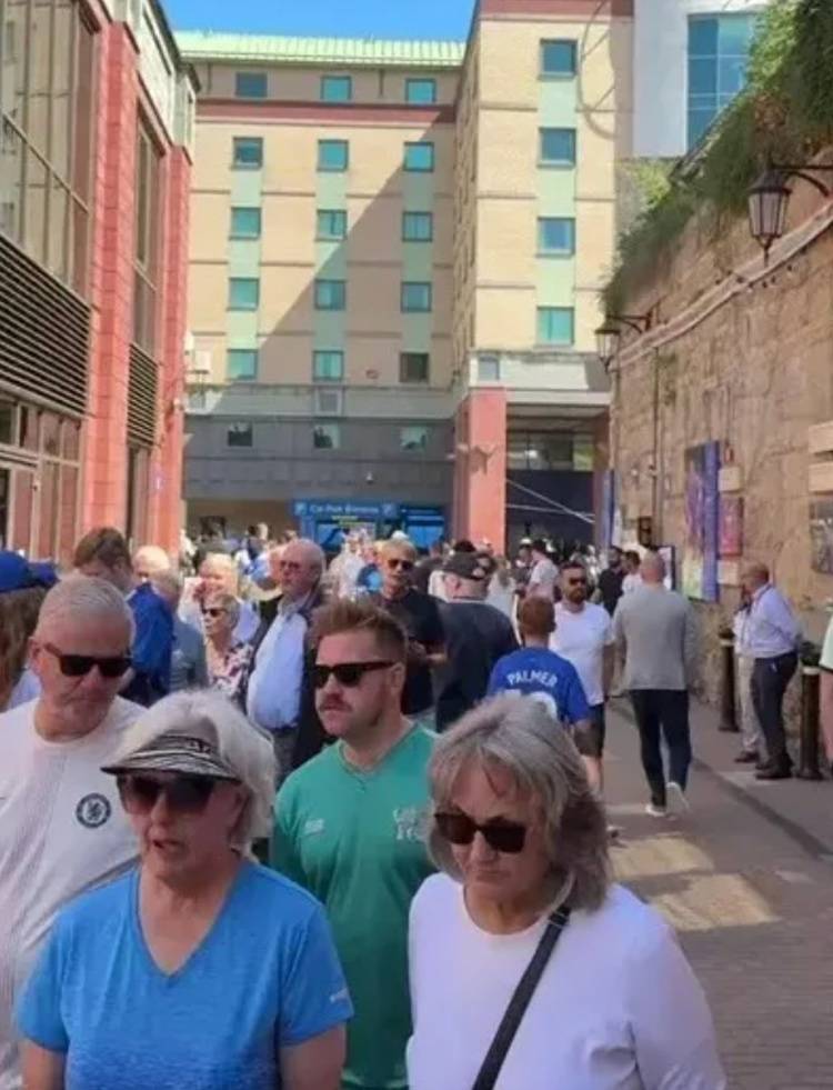 太阳报：切尔西手机APP票务系统瘫痪，数千球迷无法验票进场